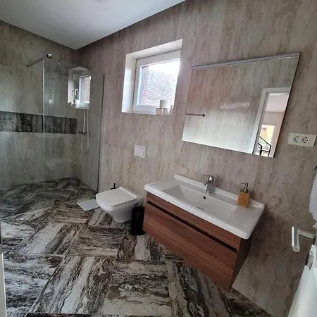 Qama Brezovice فيلة *